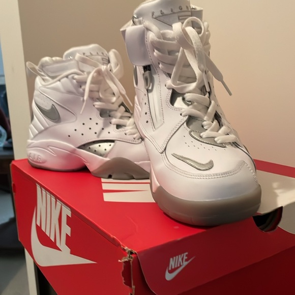 Nike Air Maestro II LTD Shoes - Picture 2 of 16